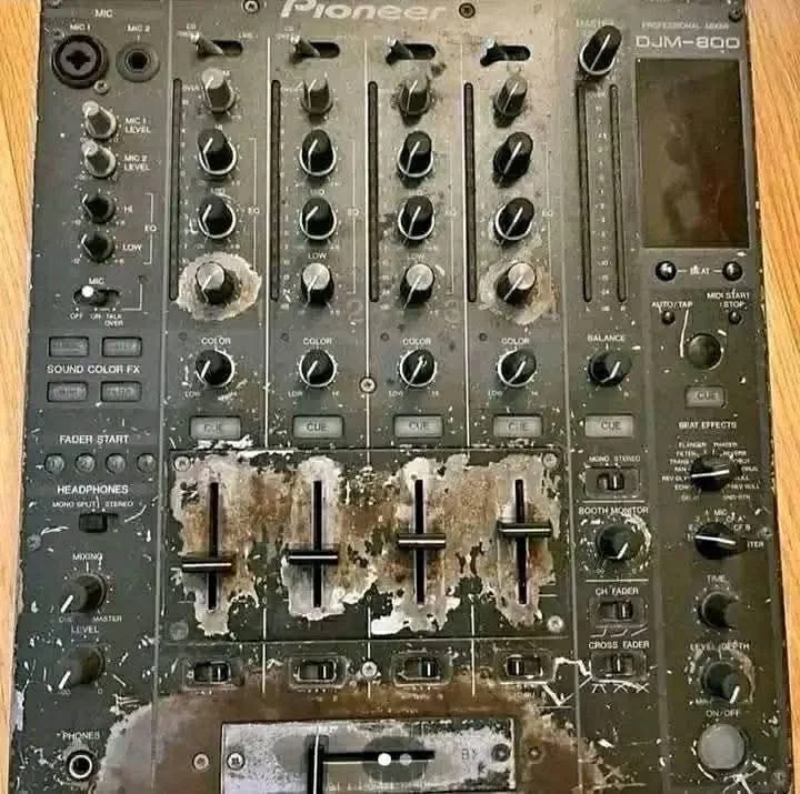 Stark gebrauchter Pioneer DJM-800