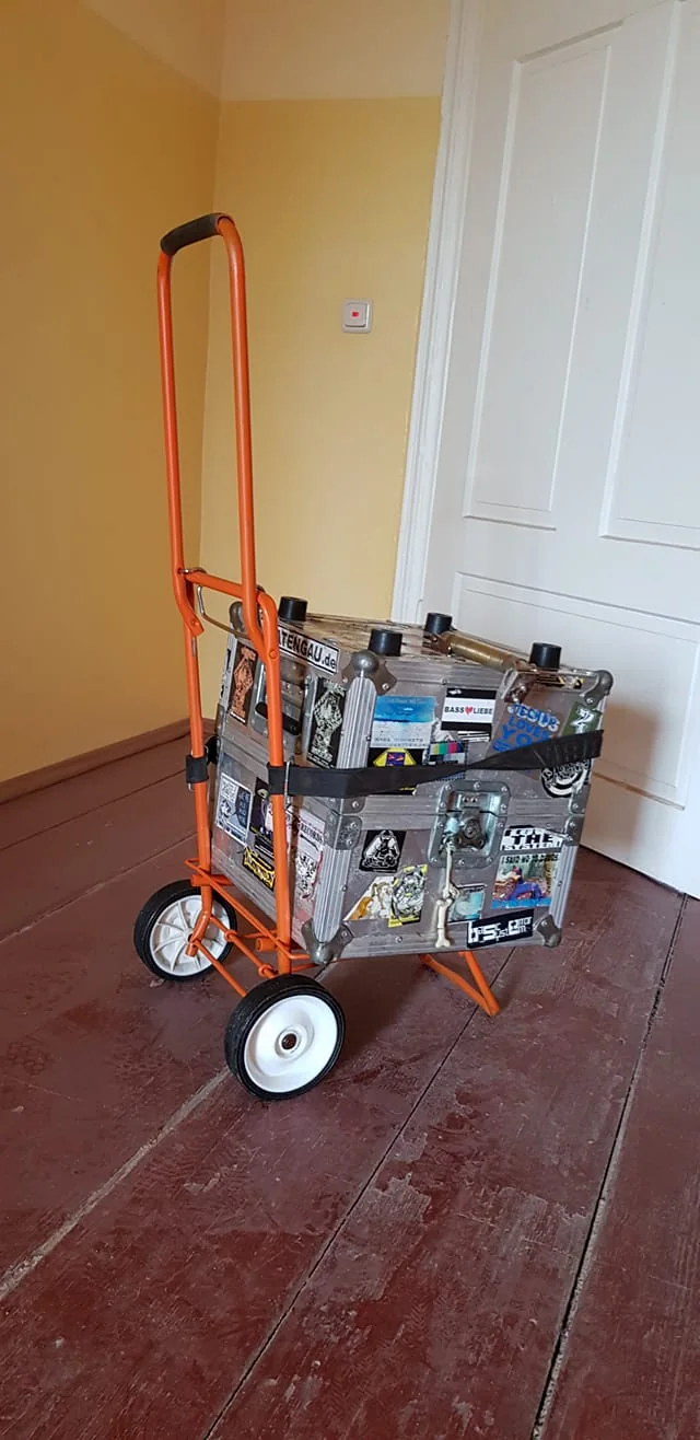 Plattencase auf Bollerwagen